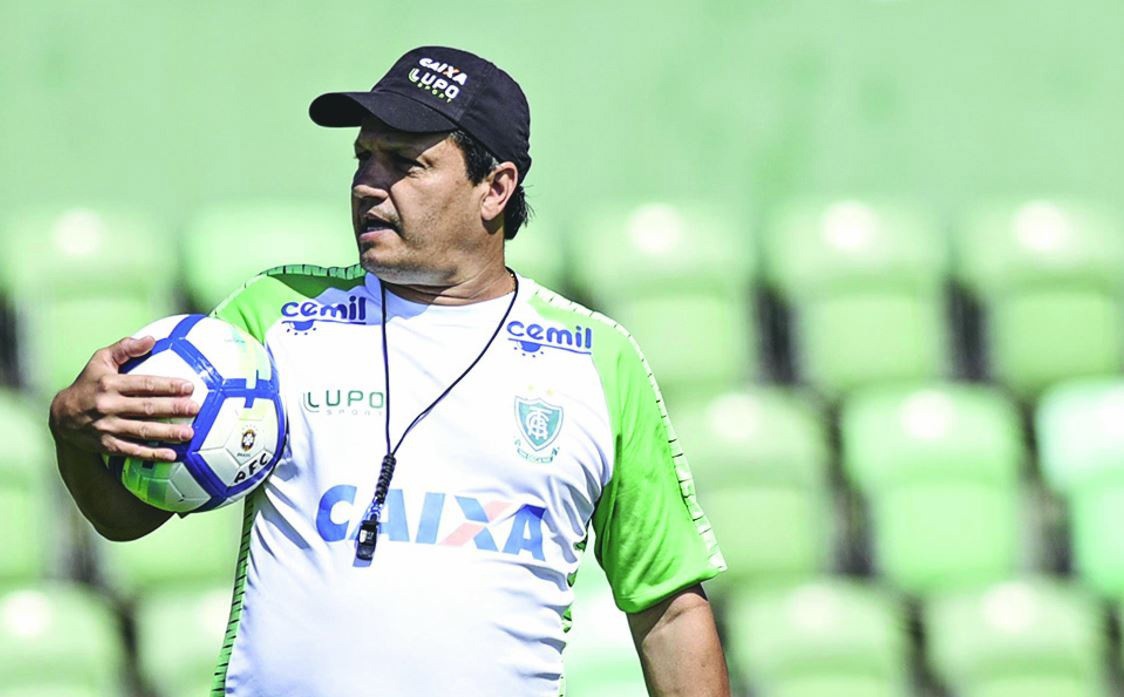 Aproveitamento de Adílson à frente do Coelho é superior ao de seus antecessores no comando do time