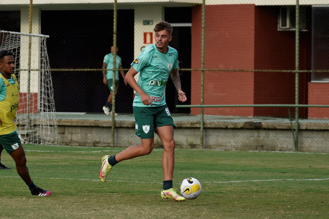 Luan Patrick durante treino no CT Lanna Drumond