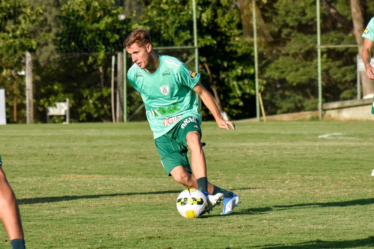 Gustavinho foi titular contra o Atlético