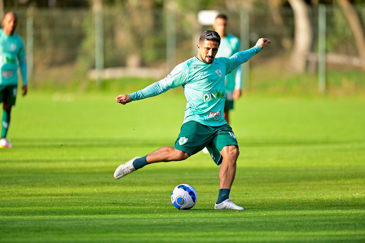 Aloísio marcou o primeiro gol com a camisa do América contra o Botafogo