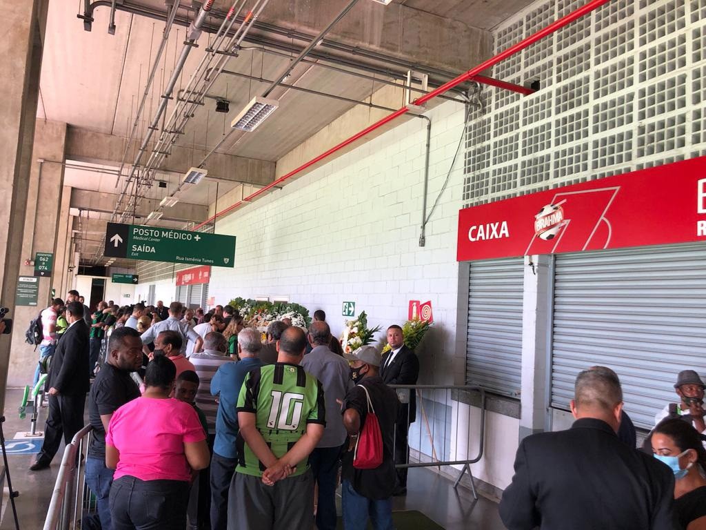 Torcedores, fãs, amigos e familiares de Jair Bala prestam última homenagem ao craque, durante velório que está sendo realizado no Independência