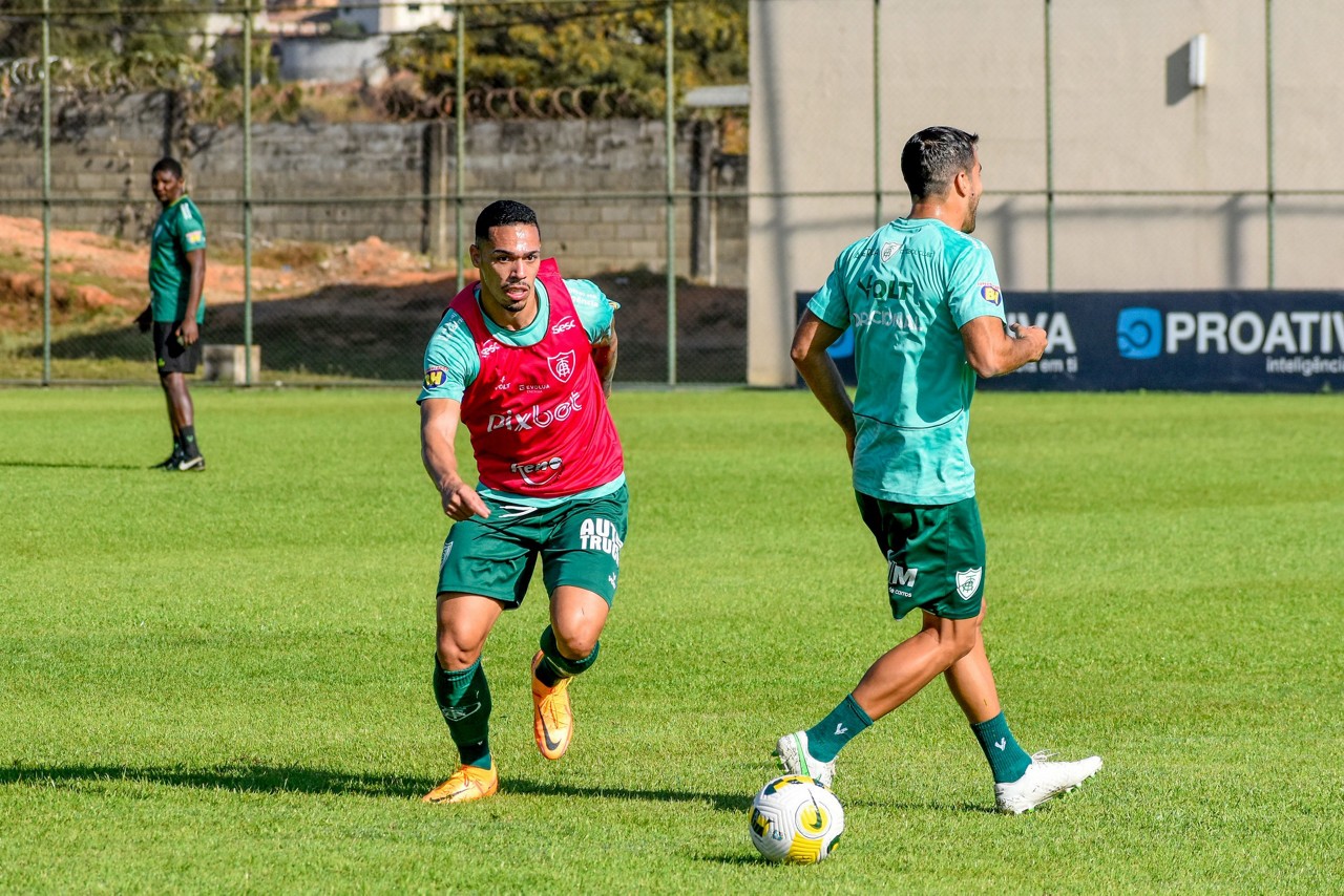 Zagueiro Éder, do América, durante treino no CT Lanna Drumond