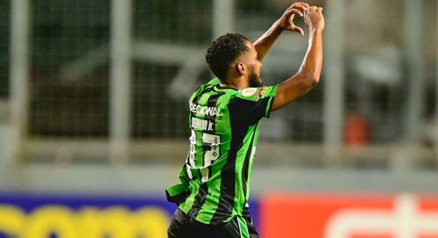 Everaldo comemora seu segundo gol na vitória do América, sobre o Avaí, por 3 a 1