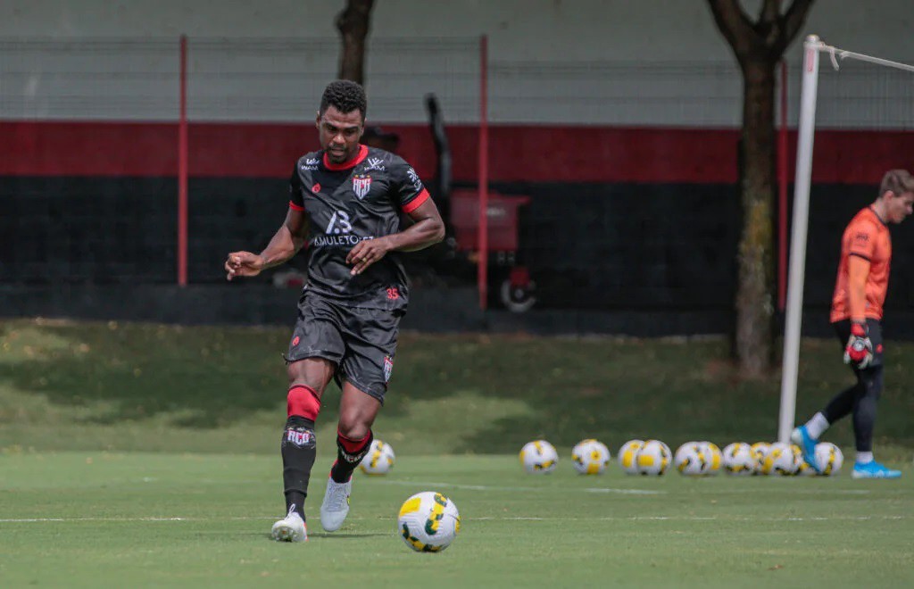 O América está perto de anunciar o zagueiro Wanderson, que atuou pelo Atlético-GO