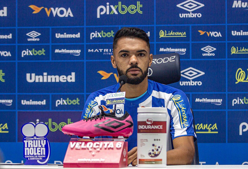 O volante Raniele, 25 anos, atuou em 41 jogos pelo Avaí na temporada 2022 e marcou com dois gols