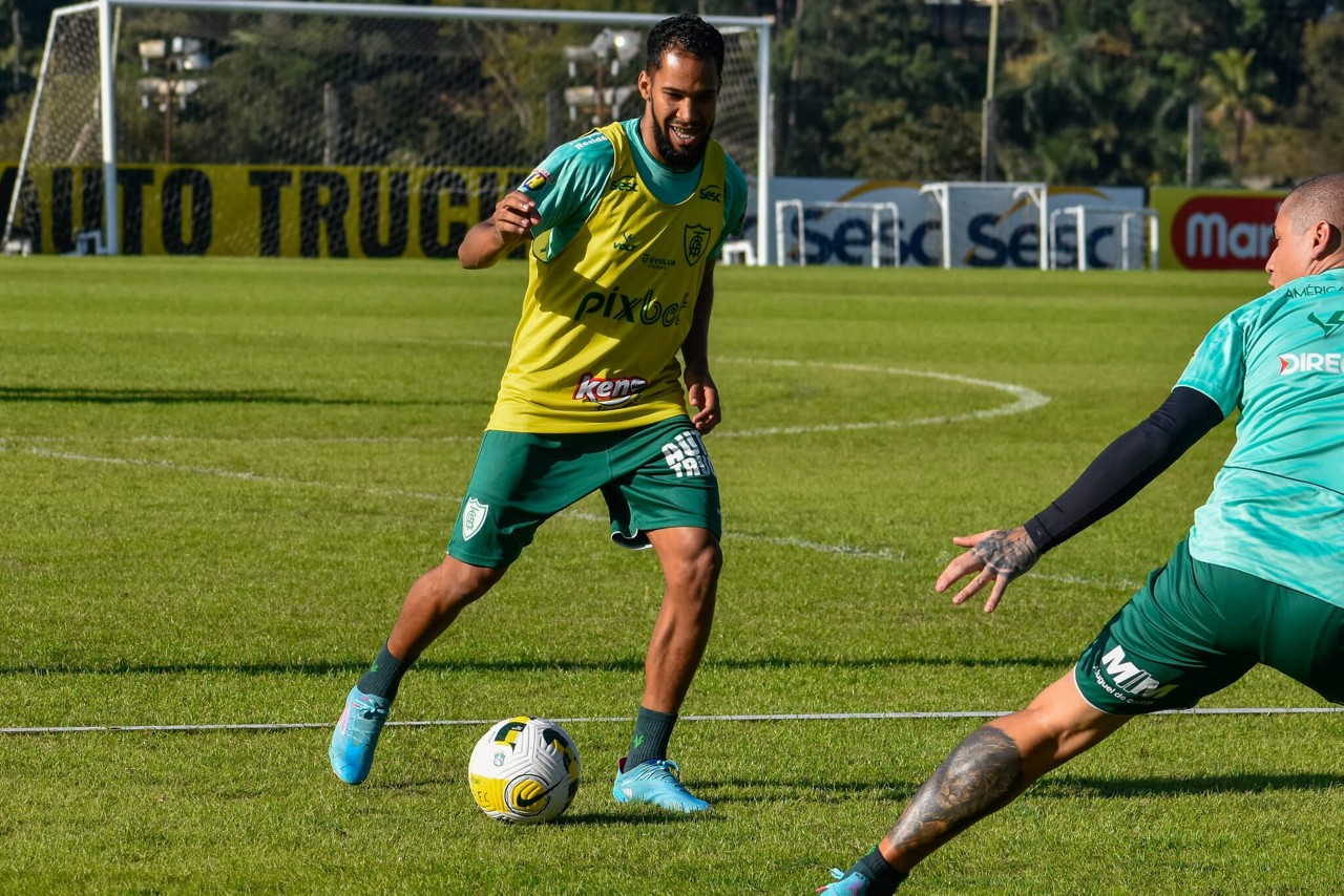 Everaldo sofre a segunda lesão na temporada