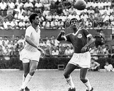 Jair Bala disputa a bola com Piazza (de branco), na partida entre Palmeiras e Cruzeiro, em 1967