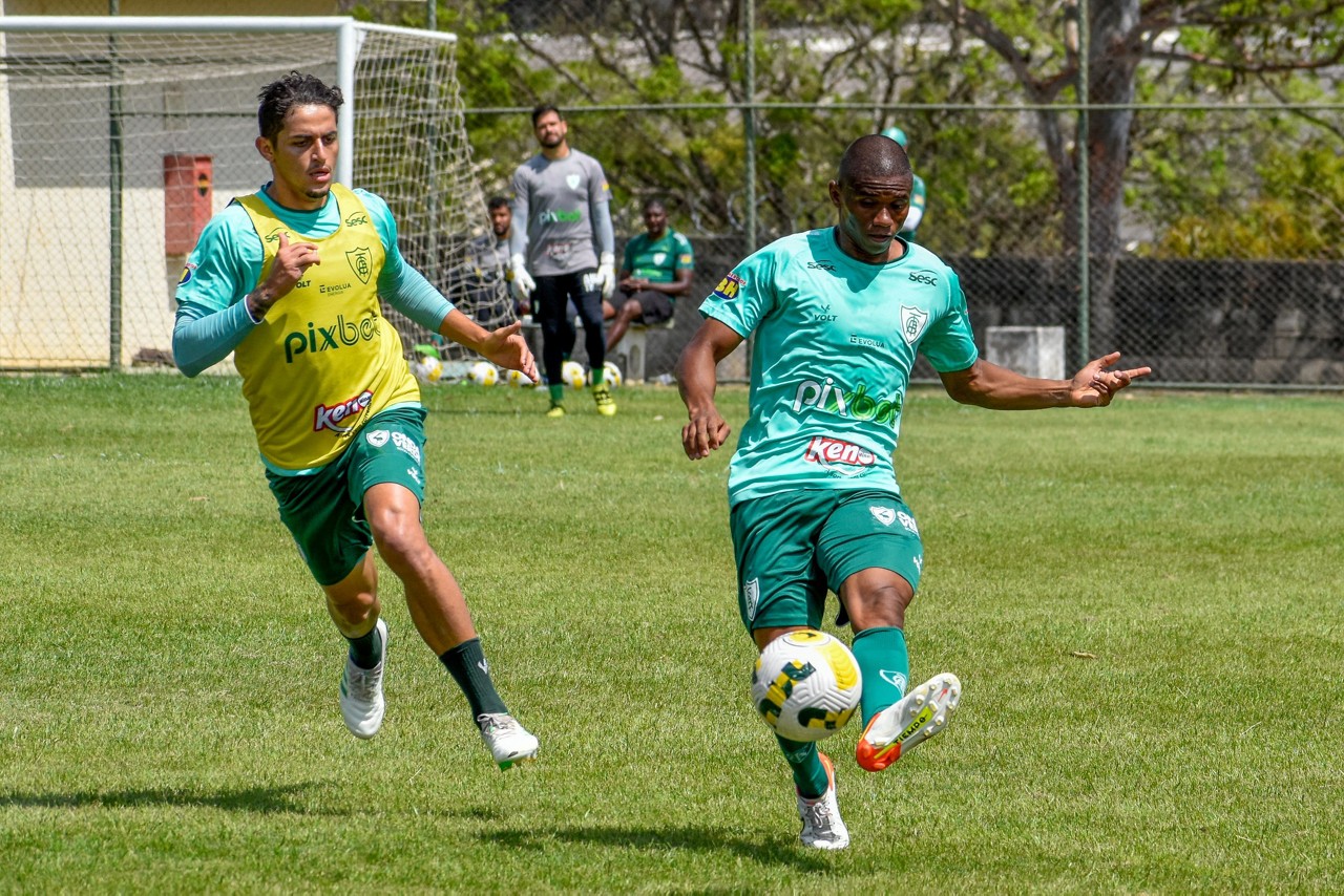 Jogadores treinam no CT Lanna Drumond