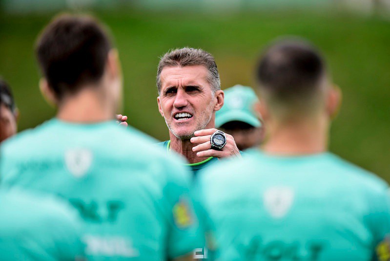 Vagner Mancini conversa com os jogadores do CT Lanna Drumond sobre a temporada 2023