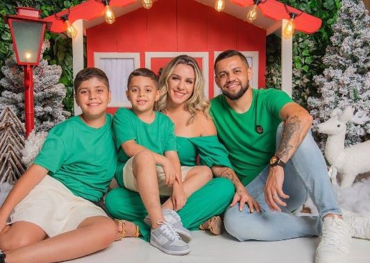Felipe Azevedo, atacante do América, comemorando o Natal
