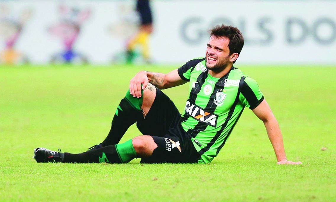Norberto deixou a partida contra o Botafogo com dores no joelho direito e será reavaliado nesta terça-feira