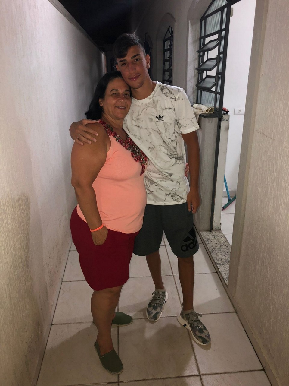 Emilia Lopes e o filho Pedrinho, atacante do América
