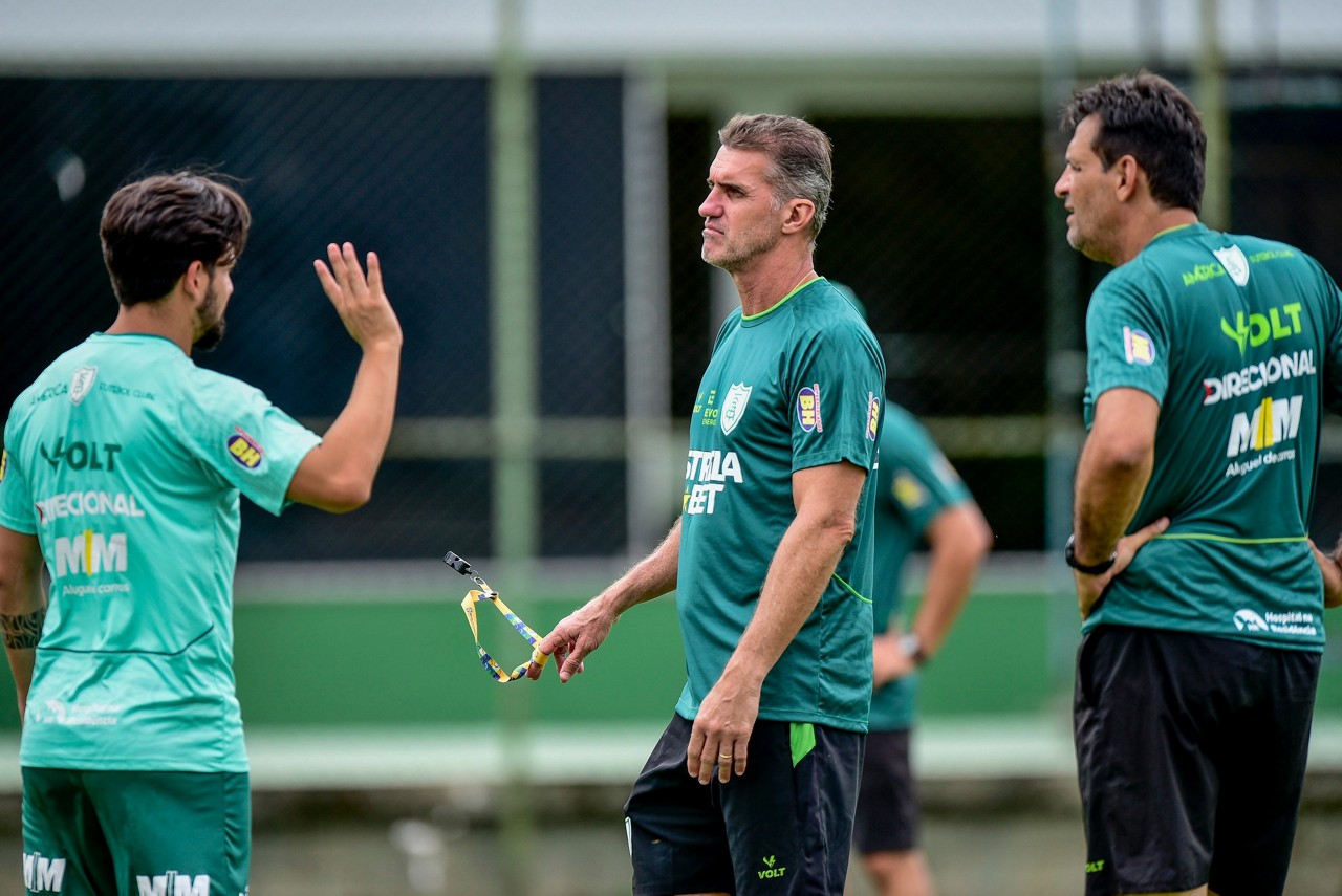 Vagner Mancini, técnico do América (ao centro)