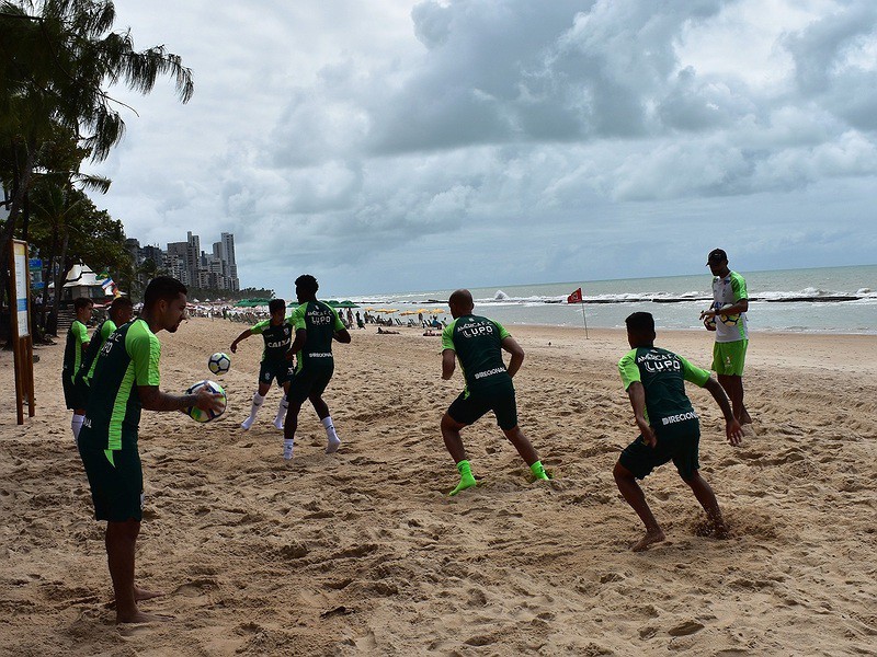 Jogadores do América fizeram exercícios físicos comandados pelo preparador Gerson Rocha