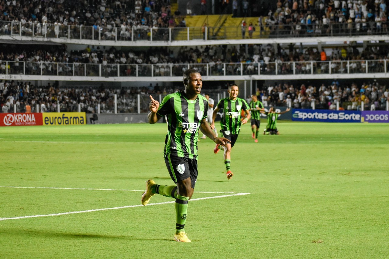 A estrela de Luan Campos brilhou e ele marcou os três gols do América contra o Santos