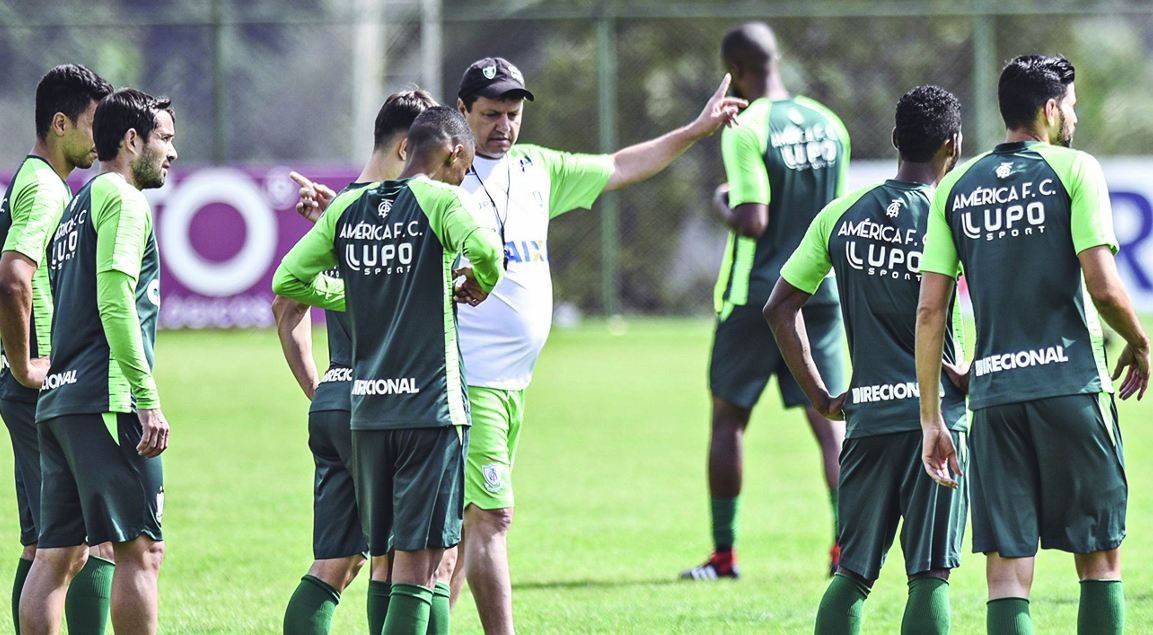 Treinador chegou com o América na zona de rebaixamento e já colocou o time na zona de classificação para a Copa Sul-Americana