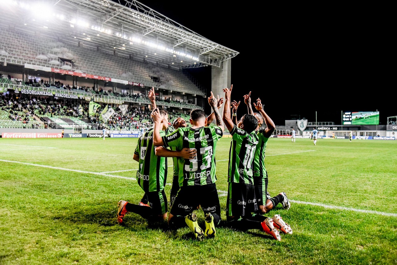 América vence Londrina por 4 a 3 e sai do Z-4