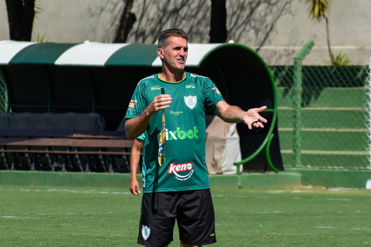 Mancini vai mandar América a campo com mudanças na defesa neste domingo (31)