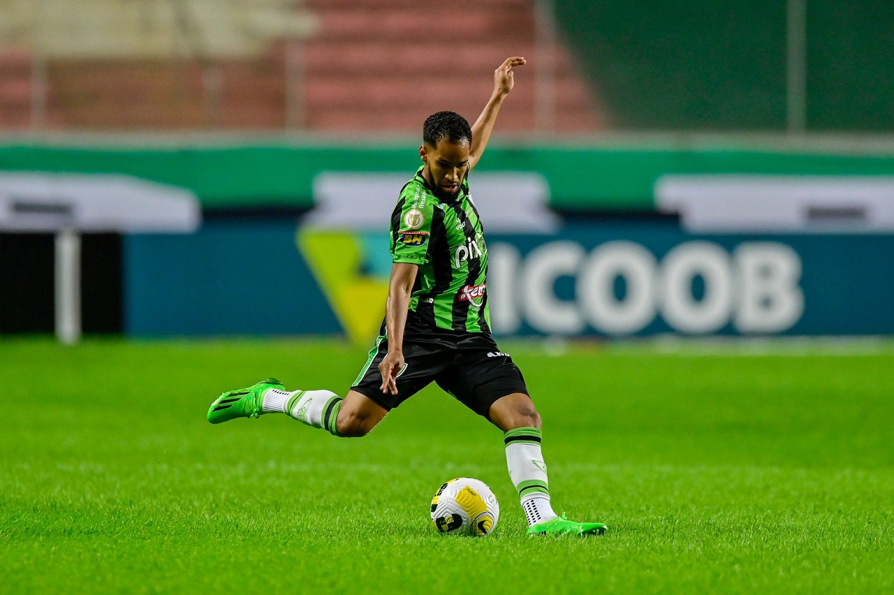 Everaldo marcou segundo gol do América em chute cruzado, após cruzamento de Pedrinho
