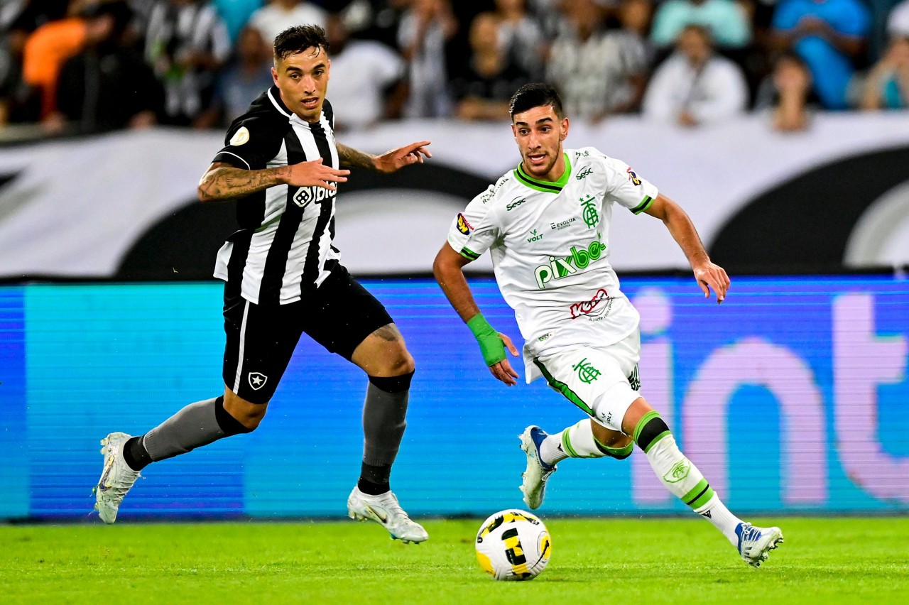 Pedrinho pode ser titular contra o Palmeiras