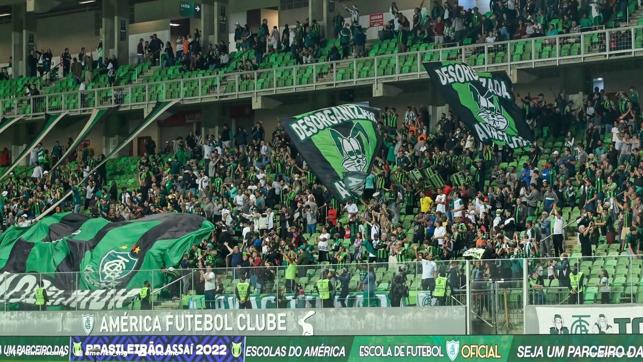 Torcida do América no jogo contra o Goiás