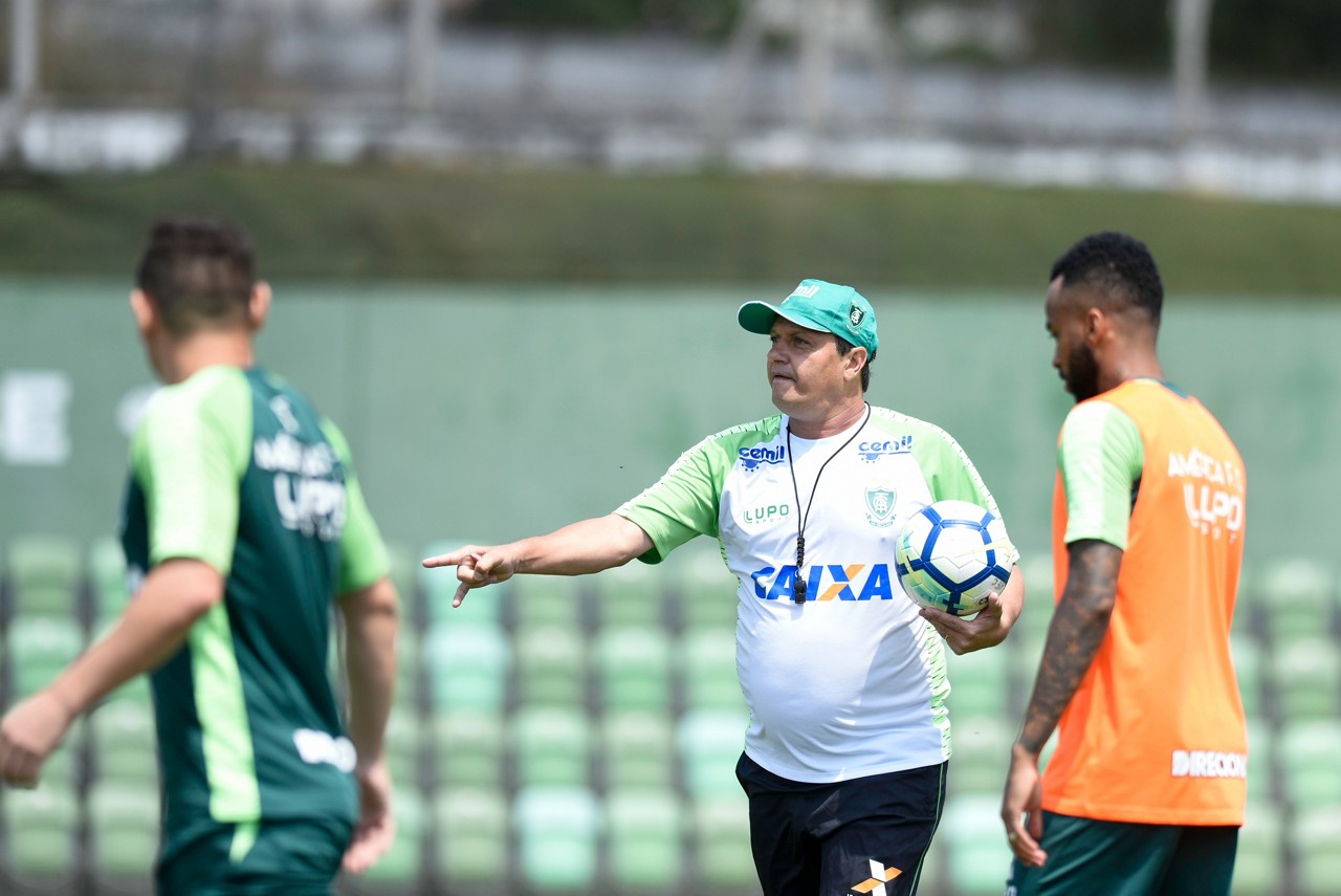 Adílson Batista fez os últimos ajustes na equipe do América antes do confronto com o São Paulo
