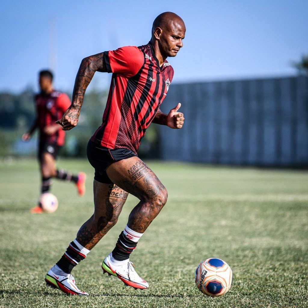 Ari é atacante e está com 36 anos