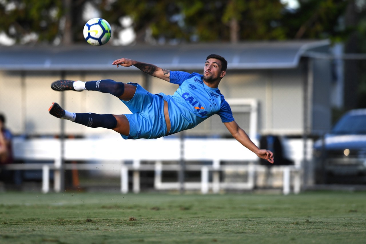 Arrascaeta marcou um belo gol de voleio contra o América para concorrer ao Puskás