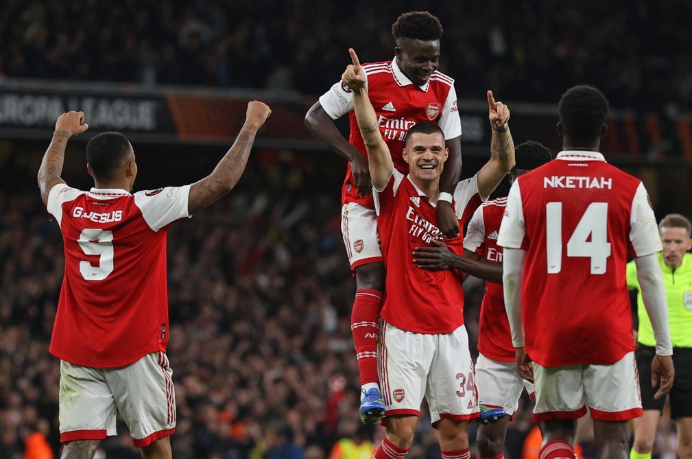 Jogadores do Arsenal comemoram gol