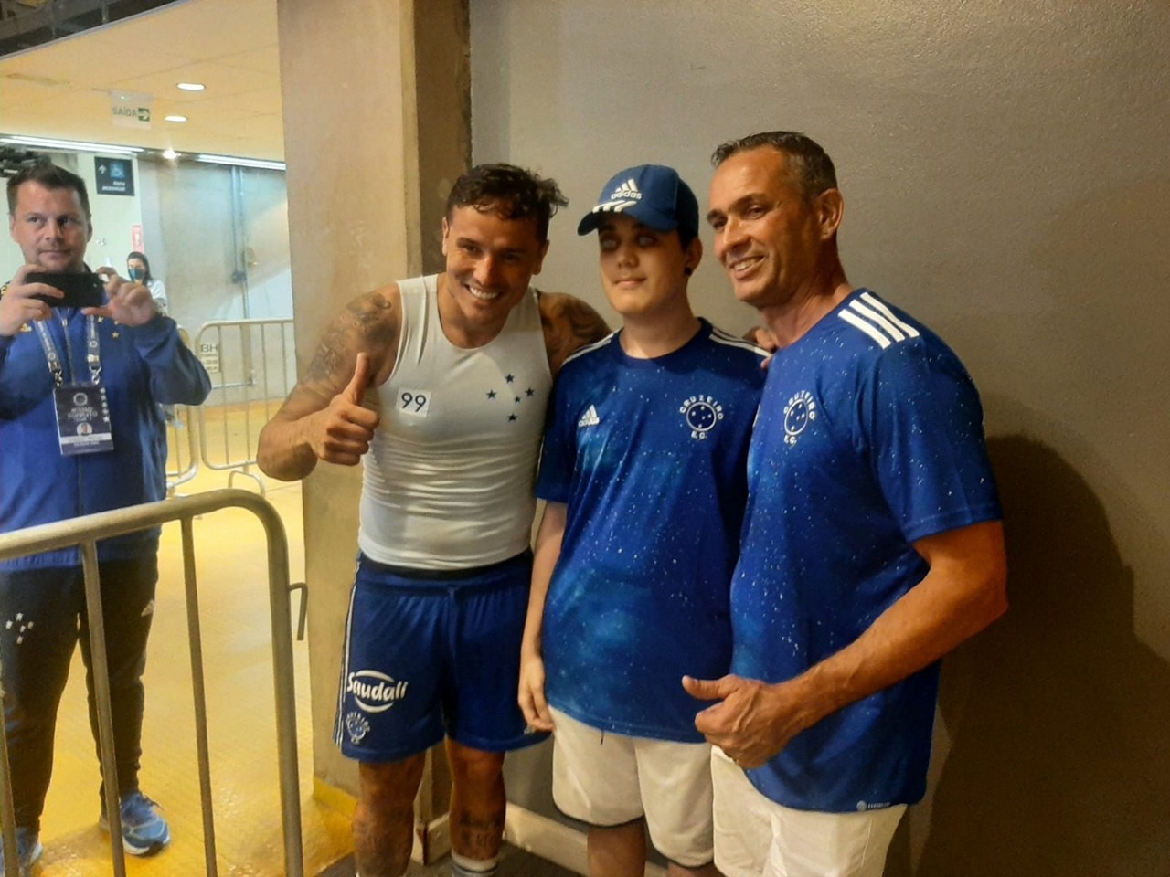Arthur Andrade (centro) ao lado do atacante Edu e do pai, Dirceu Ferreira