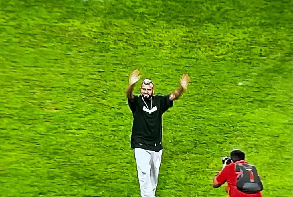 Vidal acena para a torcida do Flamengo presente no Maracanã