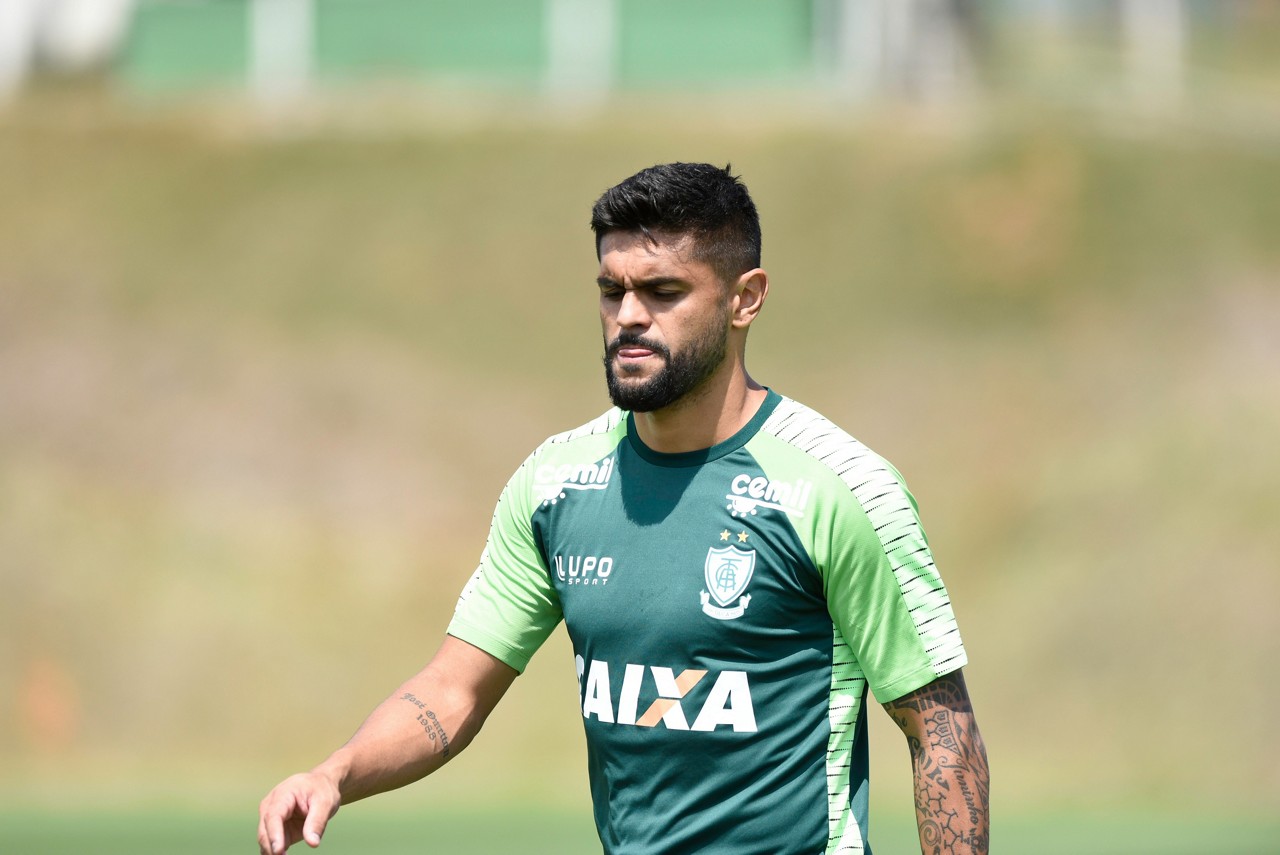 Luan se desentendeu com Gilson na hora da cobrança de um lateral próximo do banco de reservas da equipe carioca