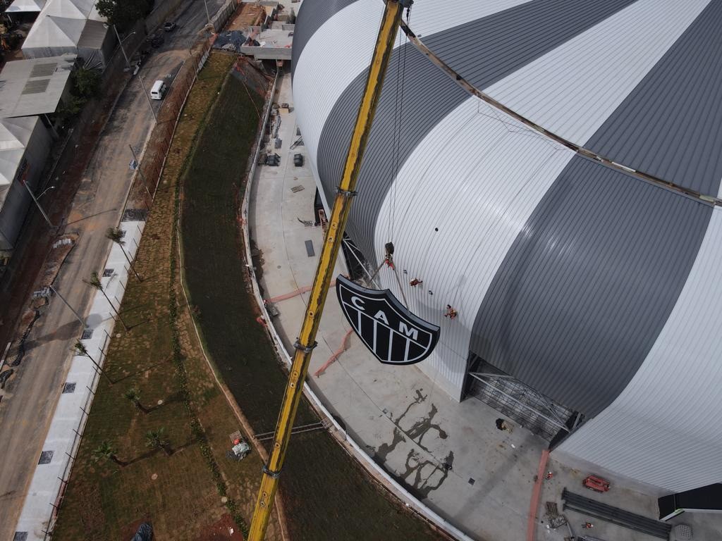 Último grande escudo do estádio foi instalado em fevereiro