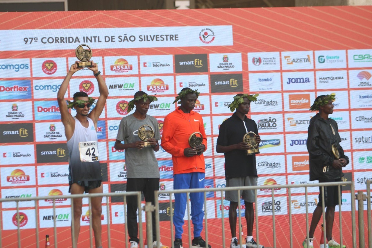 O corredor brasileiro Fabio Jesus Correia ficou em quarto lugar durante a 97ª corrida internacional de São Silvestre