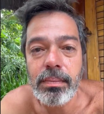 Ator Bruno Mazzeo publica vídeo em que chora pela morte de Roberto Dinamite