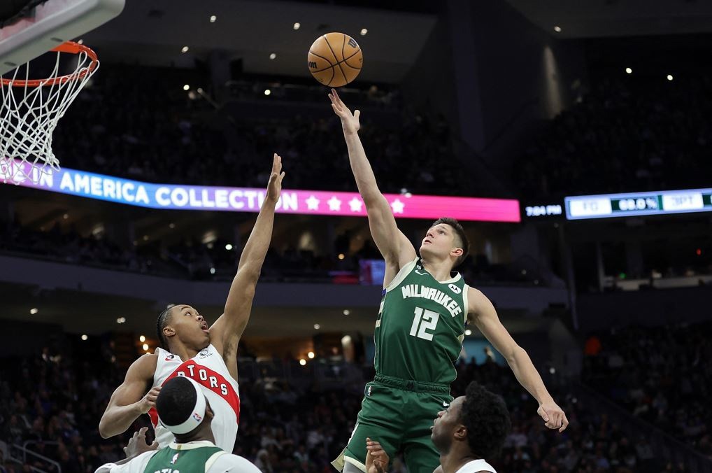 Grayson Allen, do Milwaukee Bucks, a caminho da cesta contra Scottie Barnes, do Toronto Raptors