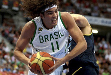 Pivô rompe ligamento do tornozelo direito e também desfalca seleção brasileira no Pré-Olímpico