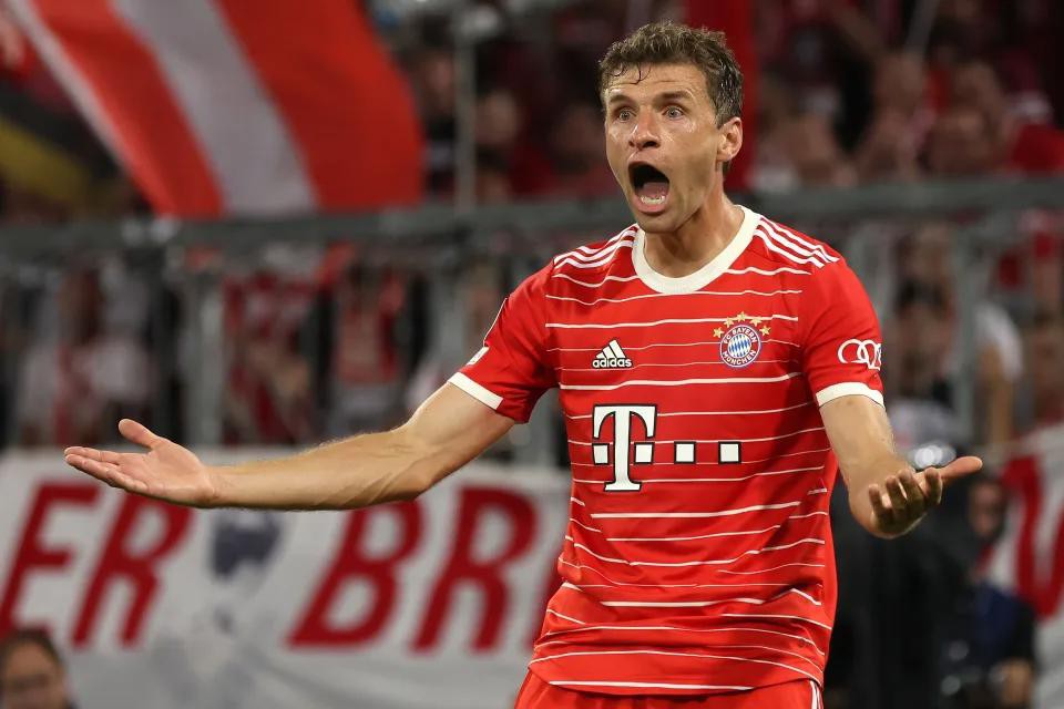 Muller renova contrato com o Bayern