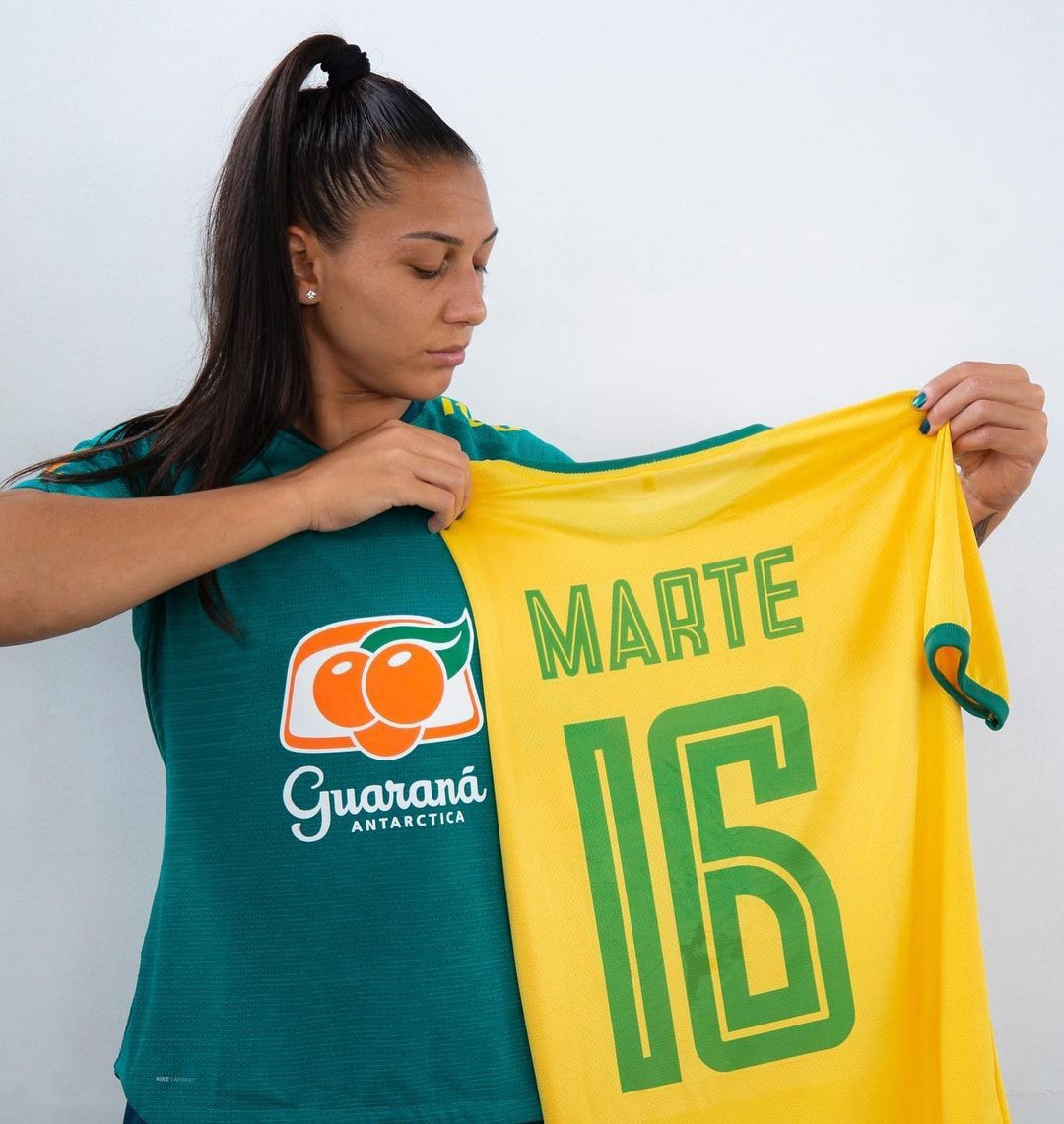 Bia Zaneratto mostra camisa com nome Marte, um dos fictícios usado em jogos de videogame