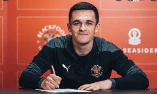 Atacante Jake Daniels, do Blackpool, da Inglaterra