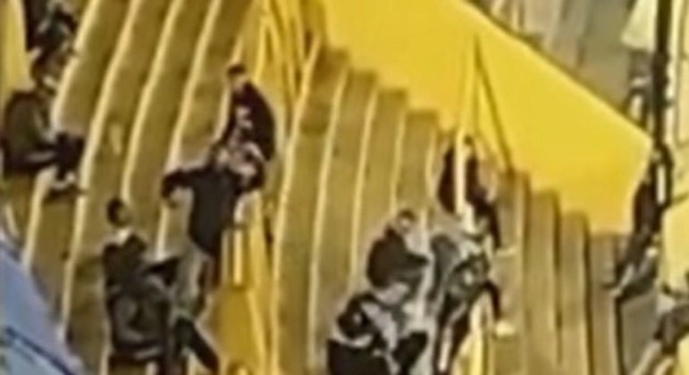 Torcedor do Boca Juniors imita macaco na direção dos brasileiros no estádio