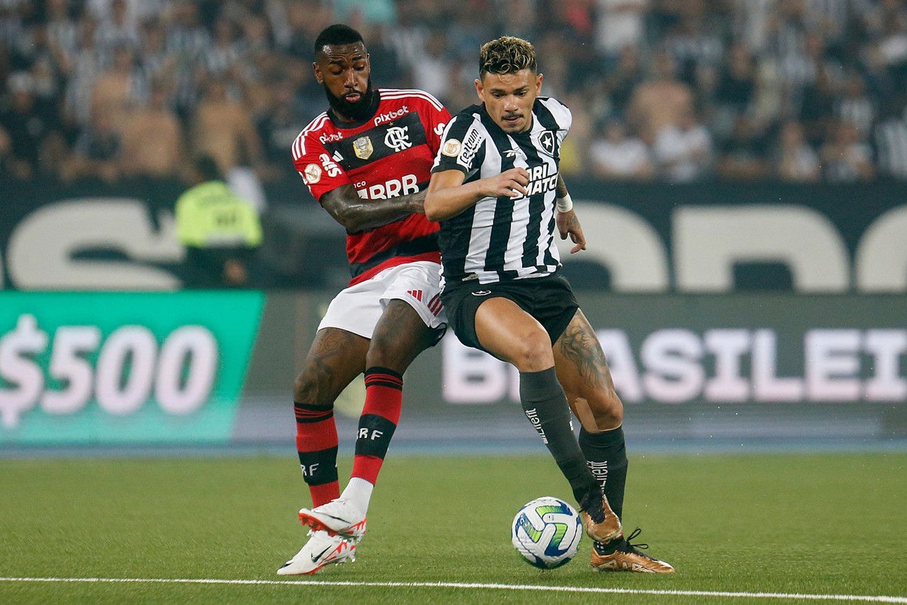 O clássico entre Botafogo e Flamengo começou com 18 minutos de atraso