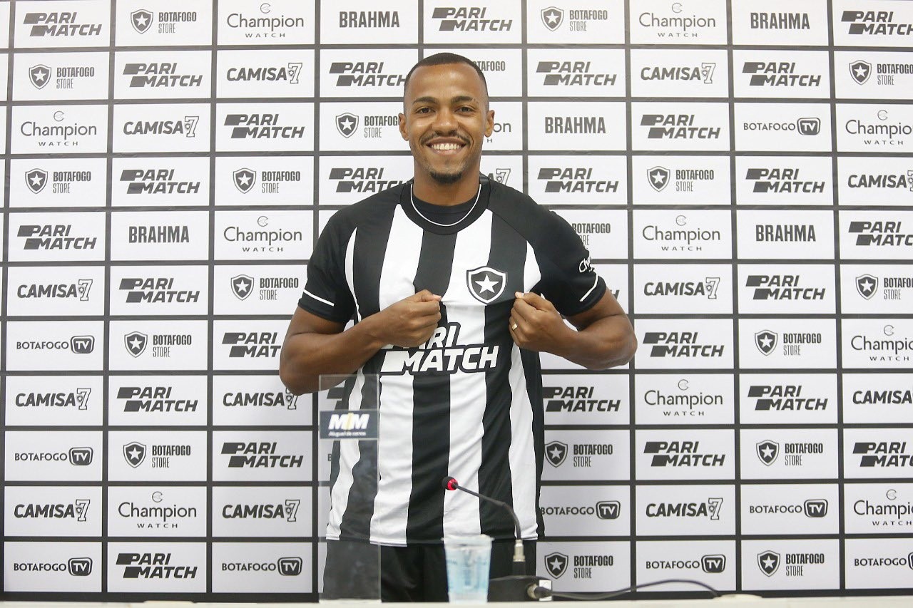 Volante Marlon Freitas é apresentado pelo Botafogo