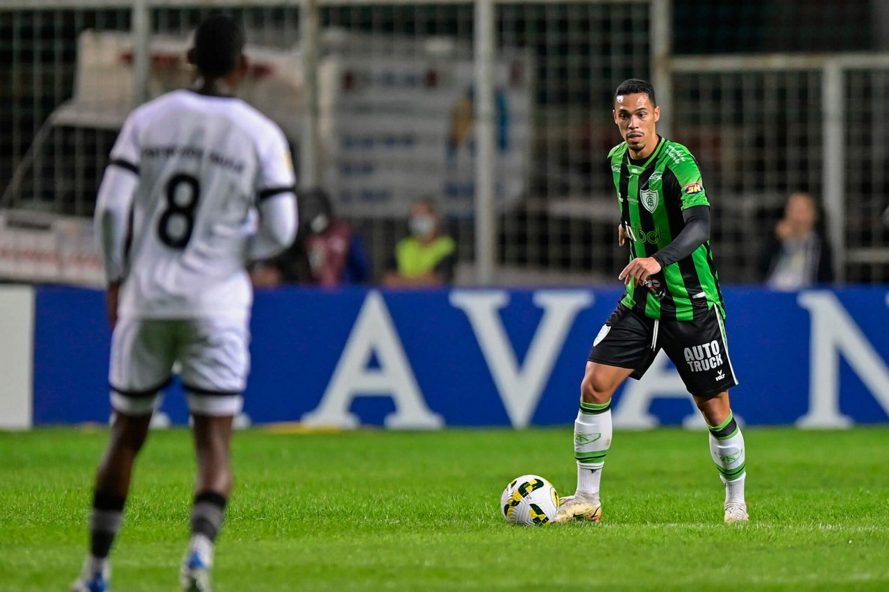 Zagueiro Éder está de volta ao time