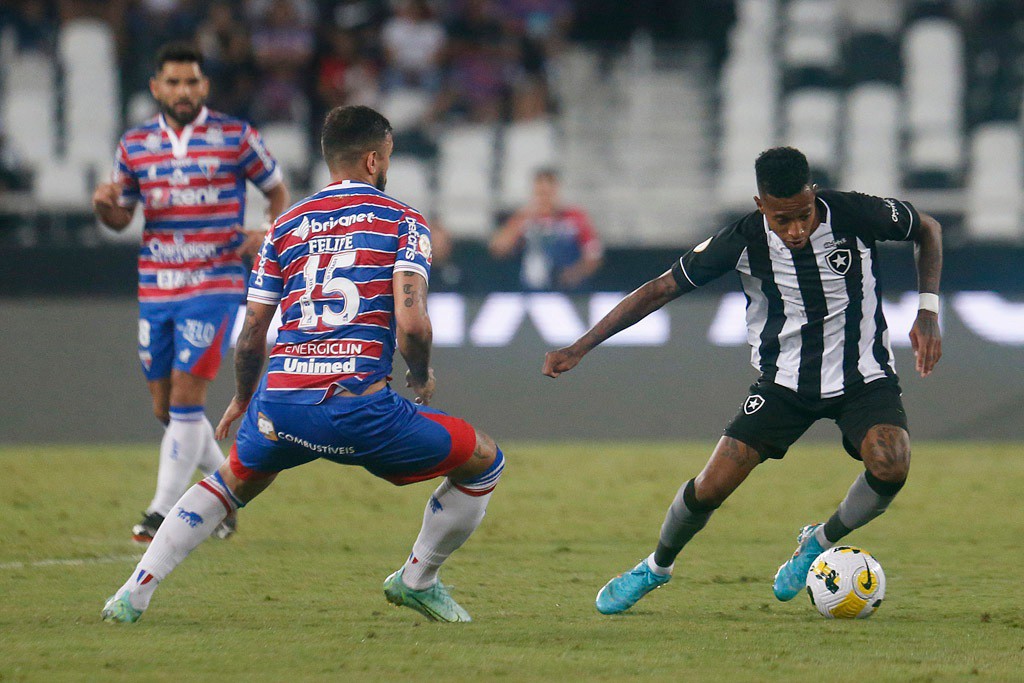 Botafogo bateu Fortaleza com gols nos acréscimos e afundou adversário na lanterna do Brasileirão