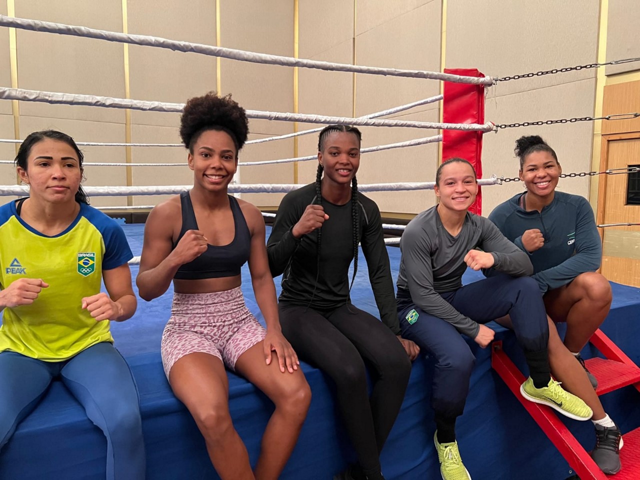 Nancy (calça preta) teve grande experiência ao lado das lutadoras do Brasil