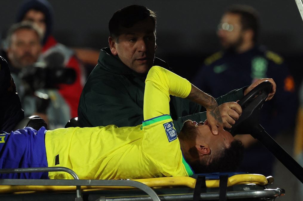Neymar deixa gramado do estádio Centenário chorando