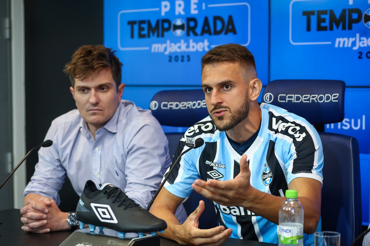Bruno Uvini é apresentado como novo zagueiro do Grêmio