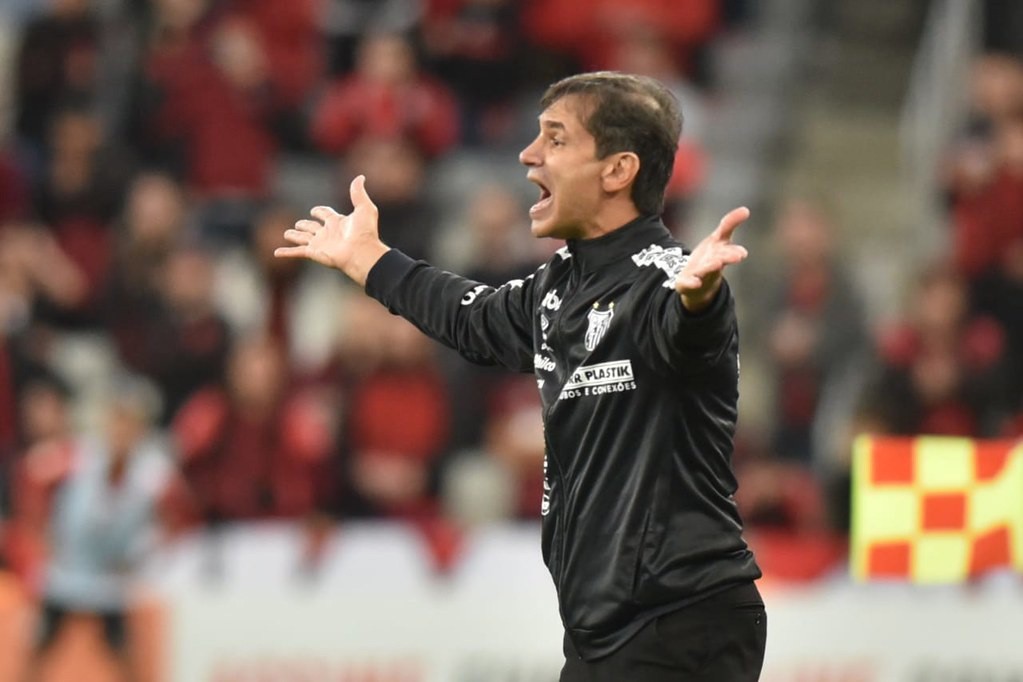 Bustos não resistiu após eliminação na Sul-Americana