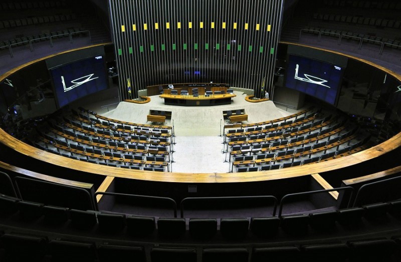 Plenário da Câmara dos Deputados tenta votar hoje o PL da Adultização, apesar de resistências da oposição